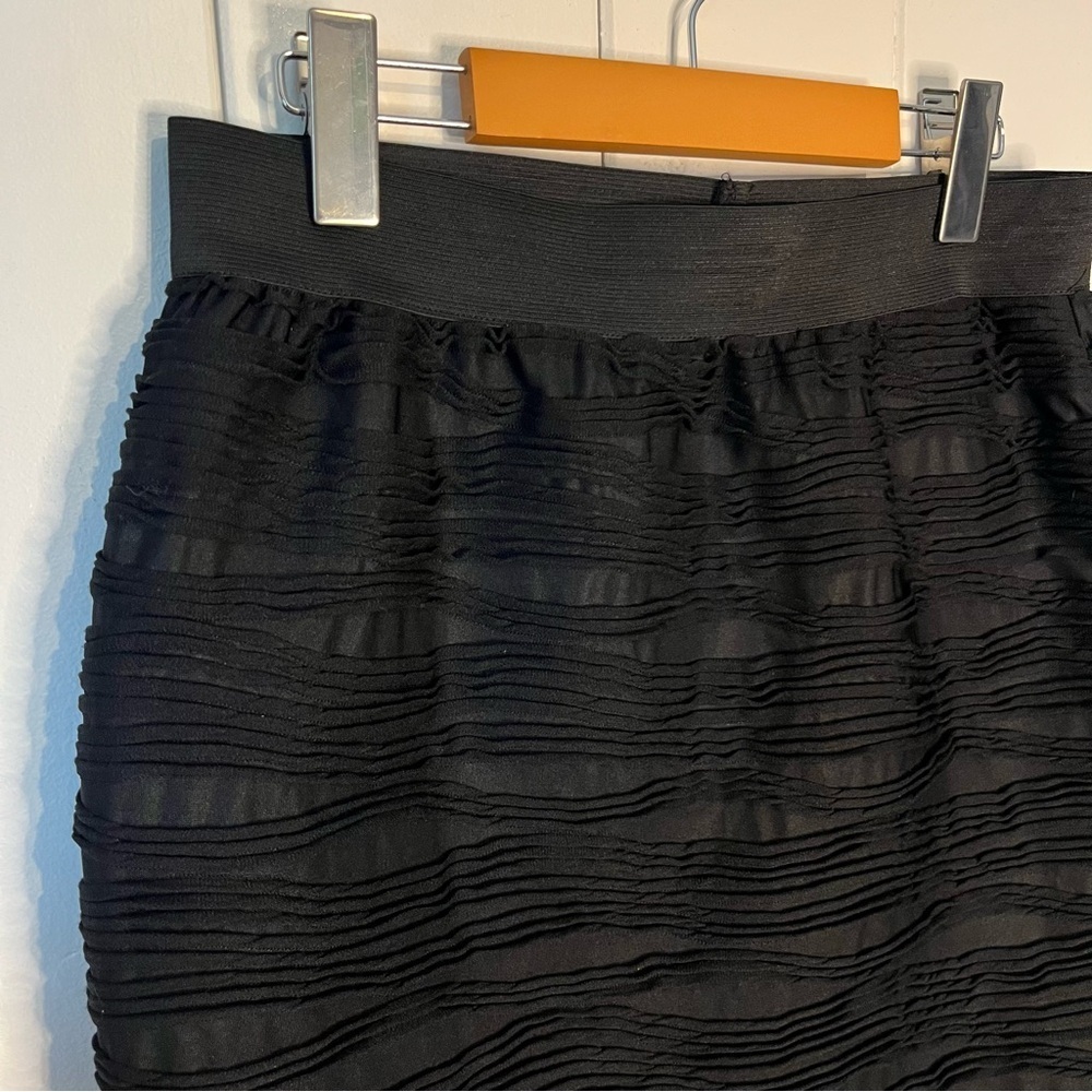 Reitmans Black Textured Midi Skirt. Size 9. - Picture 2 of 6